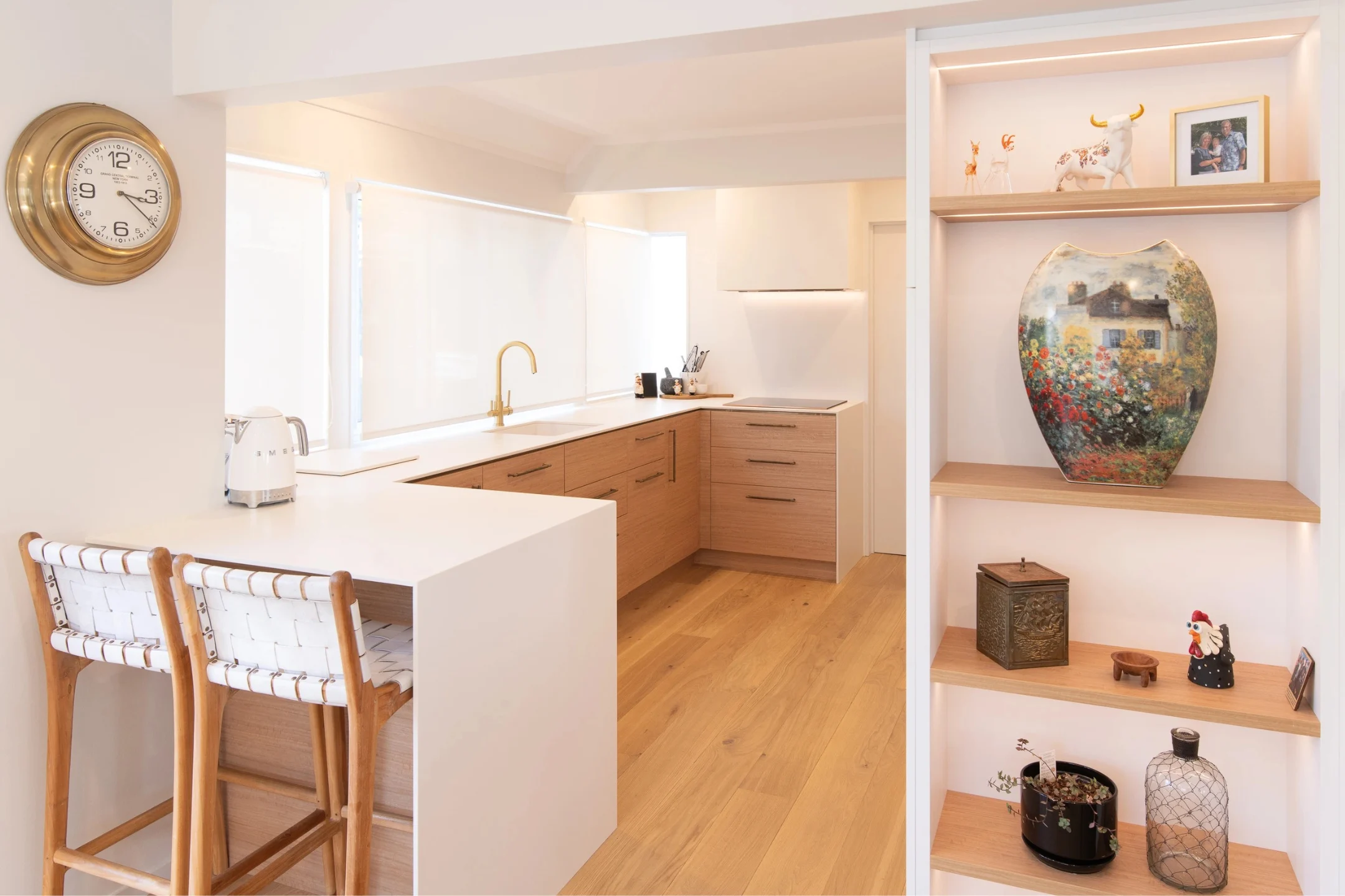 Modern kitchen, Mount Maunganui, Bay of Plenty Modern Mount Maunganui kitchen with a porcelain benchtop, timber-look cabinetry and brass negative detailing, by Design Suite Kitchen Design.